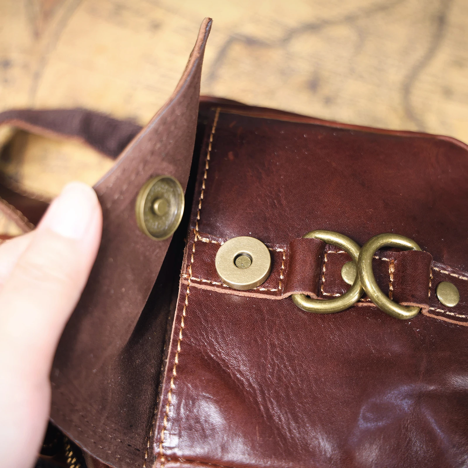 Vintage Echtleder-Brusttasche für Herren, Vollnarbenleder-Umhängetasche, Tagesrucksack mit großer Kapazität – Detail 19