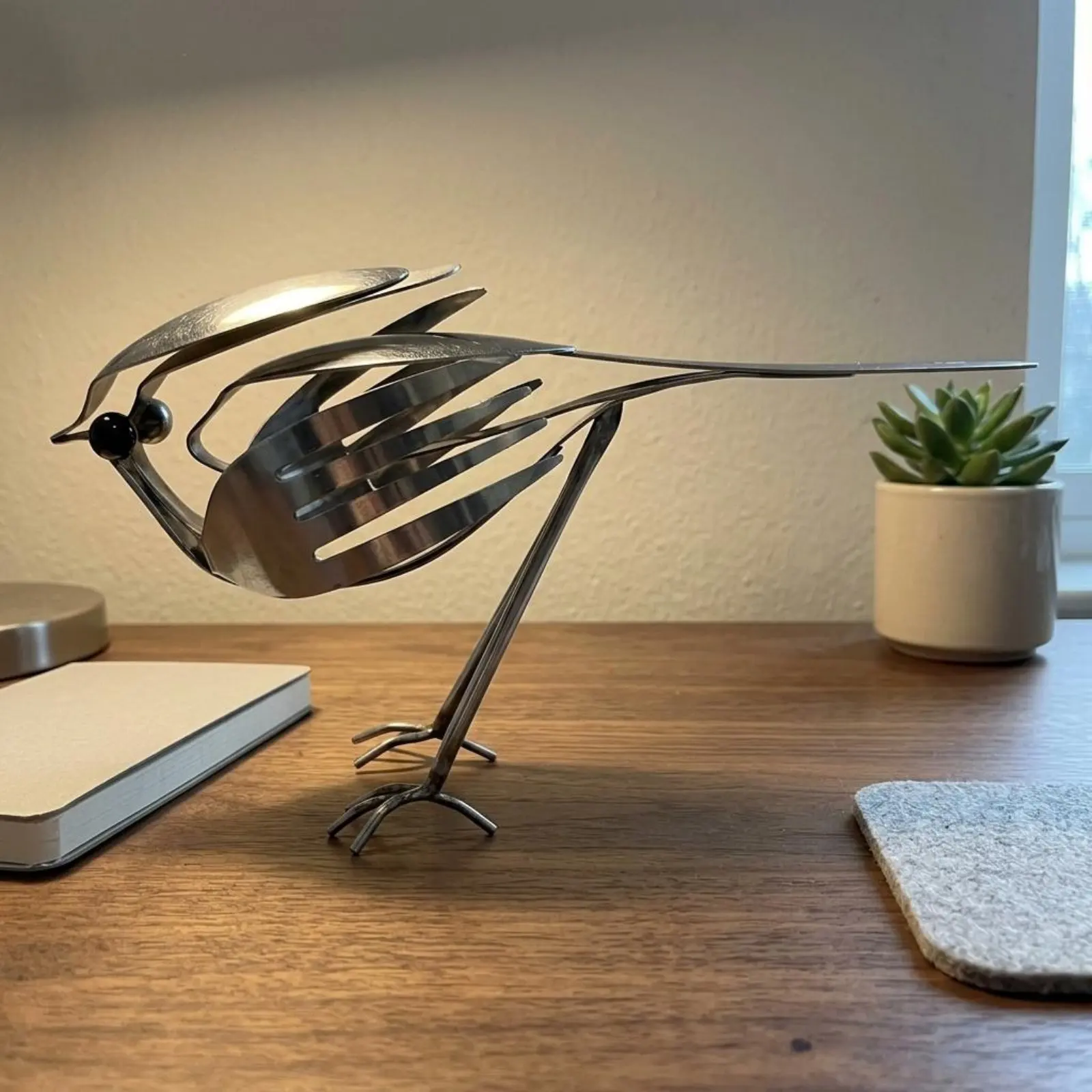 

Scrap Metal Bird Art Handmade Robin Metal Statue Robin Sculpture Shiny Finish Decorative Steel Craft for Garden, Patio