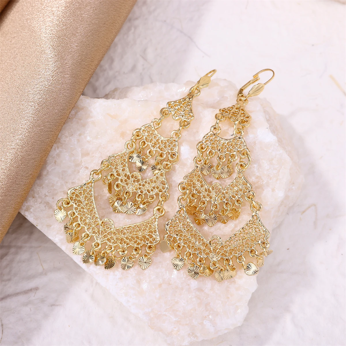 Golden Exquisite Hollow Earrings With Tassel Design Demure Elegant Bohemian Style Moroccan Wedding Banquet Earrings