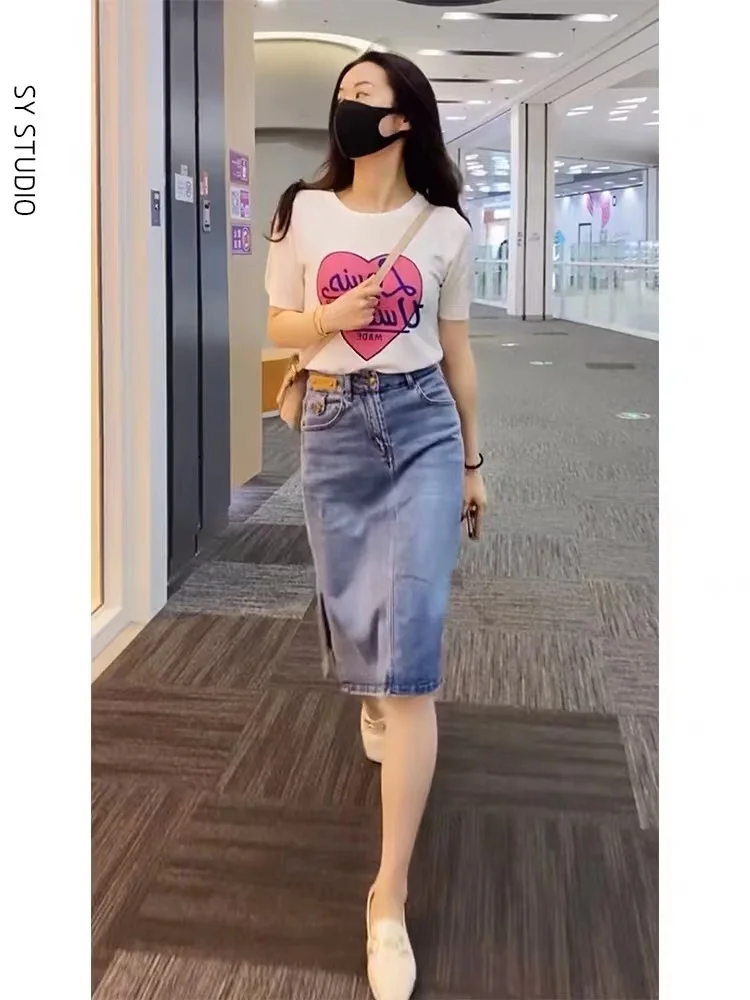 

Модный женский комплект в гонконгском стиле: футболка с принтом в виде сердец и универсальная джинсовая юбка средней длины. Летний образ.