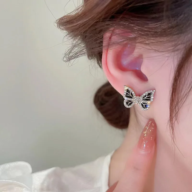 أقراط على شكل فراشة سوداء مرصعة بالألماس صغيرة كورية من الفضة S925، أقراط جديدة بسيطة وأنيقة ذات تصميم متخصص #3