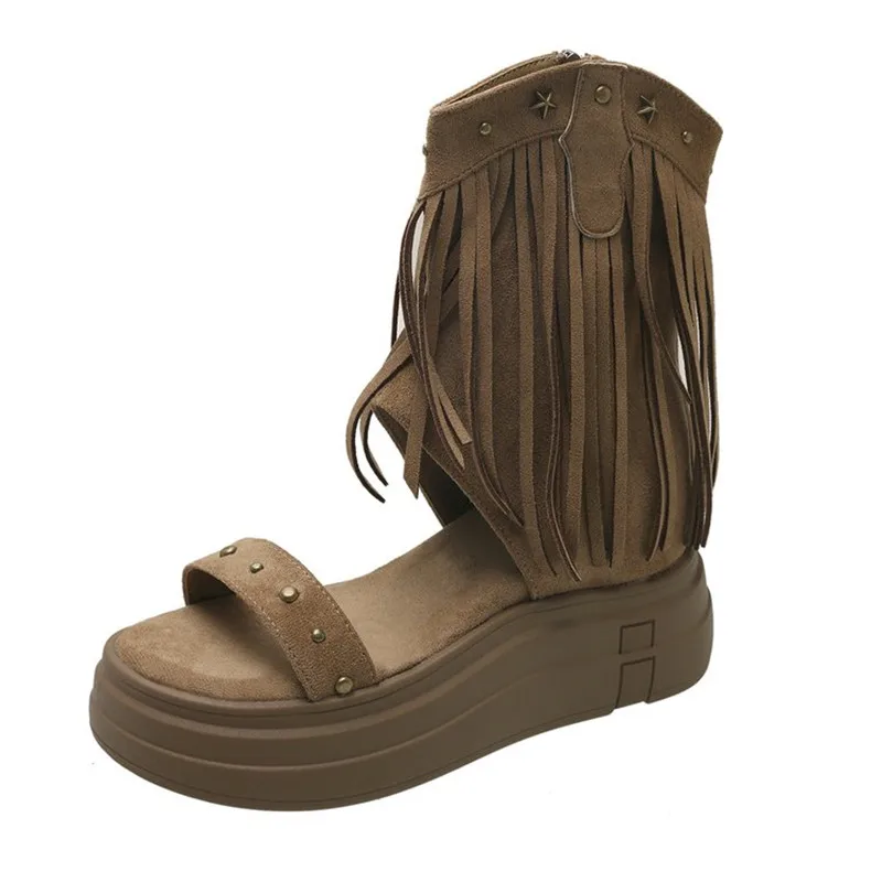 2025 Sandalias de cuña romanas de lujo para mujer, novedad de verano, botines recortados, tachuelas de paja, cremallera trasera, borla, punta abierta, botas refrescantes antideslizantes