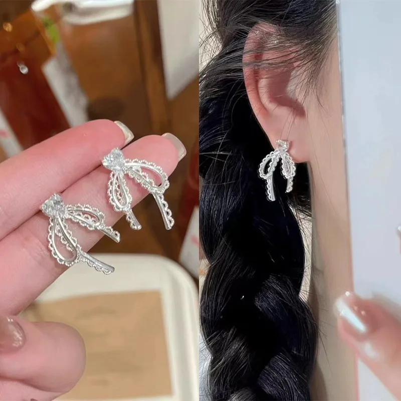 Trendige Metall-Spitzen-Mesh-Schleifen-Ohrstecker für Damen, silberfarben, mit Strasssteinen, Herzform, für Party und Alltag, Statement-Schmuck