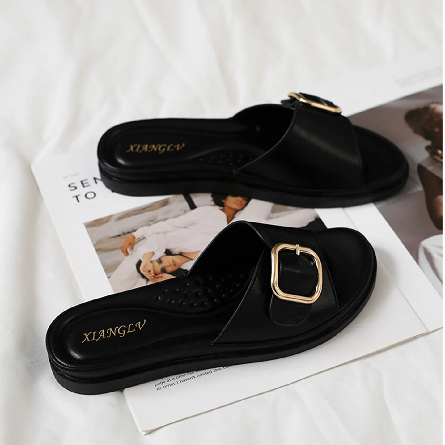 

2026 Summer New Retro Women's Sandals Flat Lazy Shoes Soft Bottom Vacation Beach Shoes One Button Comfortable Women's Slippers