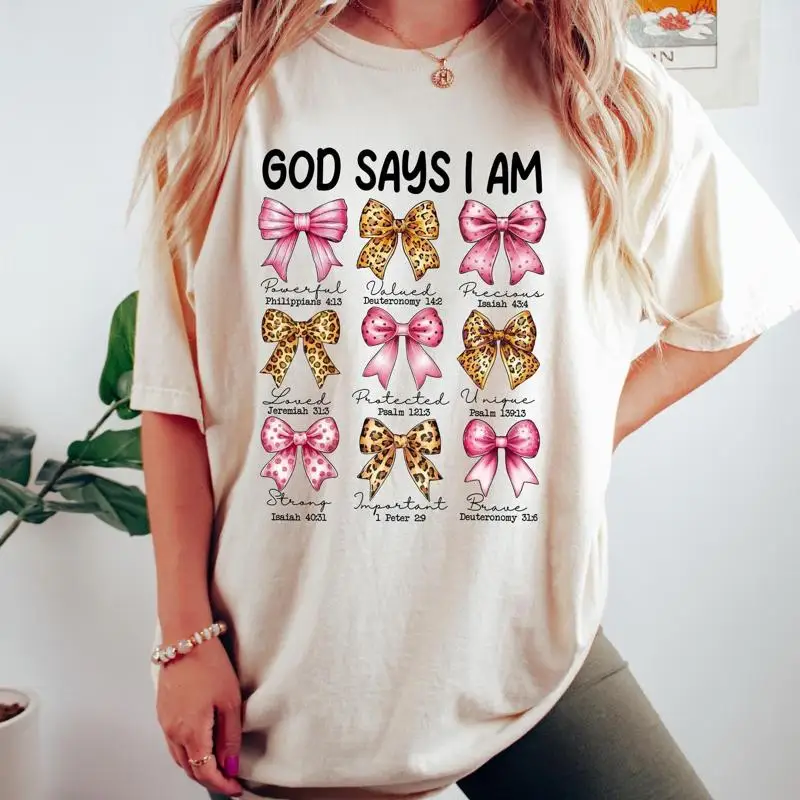 

Футболка God Says I Am Coquette с бантом, христианский консервативный Иисус, комфорт, библейский стих, церковная группа