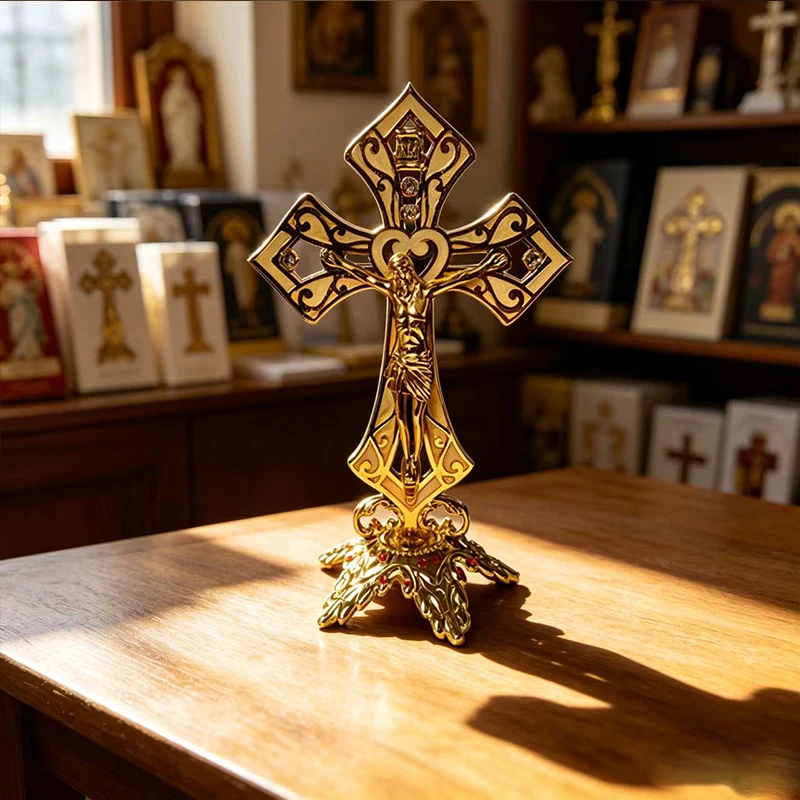 Neues handgefertigtes 19 cm großes, vergoldetes stehendes Kruzifix mit Lochmuster und Strasssteinen für die katholische Altar-Gebetsdekoration im Haus. – Detail 2