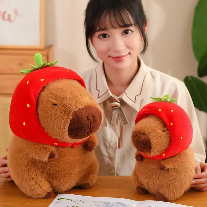 Mainan mewah Capybara dengan topi stroberi mainan boneka Capibara lucu boneka hewan kartun bantal hadiah ulang tahun Natal