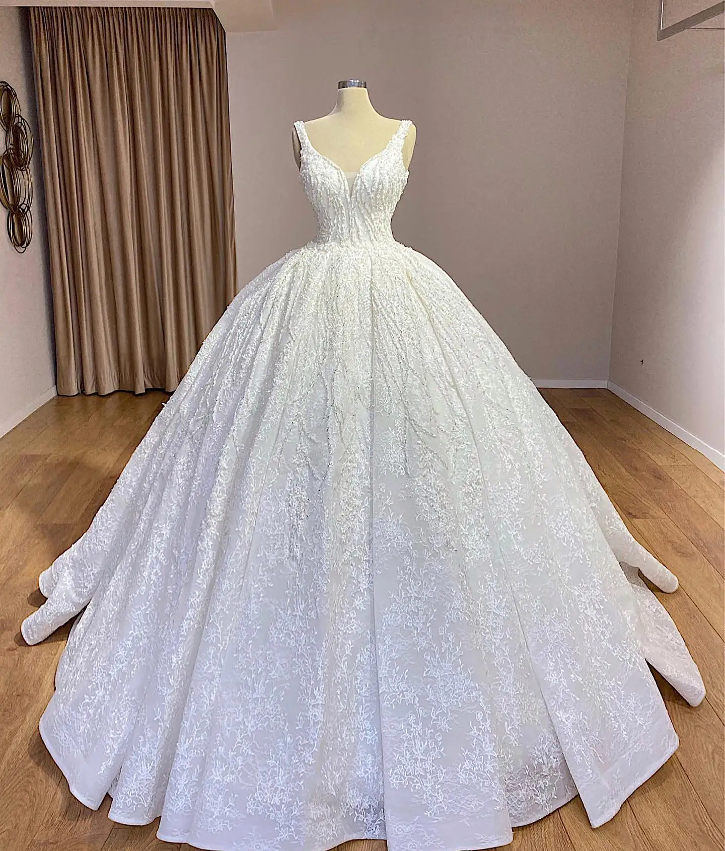 Luxury White Wedding Gowns V-Neck Sleeveless Lace Appliques Elegant Female Bridal Dresses Custom Made New Arrival Robe De Mariée