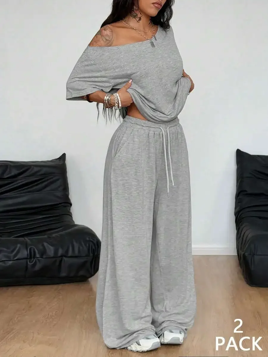 

Женский комплект для отдыха из двух предметов: футболка с открытыми плечами и широкие спортивные брюки