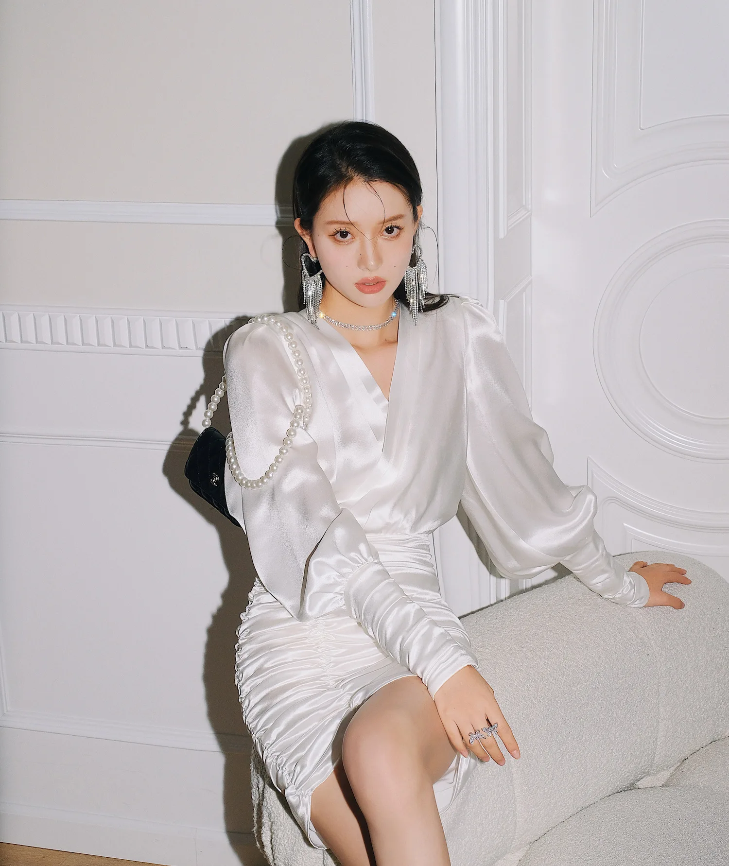 高品質ホワイトサテンシャツワンピース 春 レディース ランタンスリーブ Vネック スリムワンピース 秋 ハイウエスト ストレート フォールド ミニワンピース