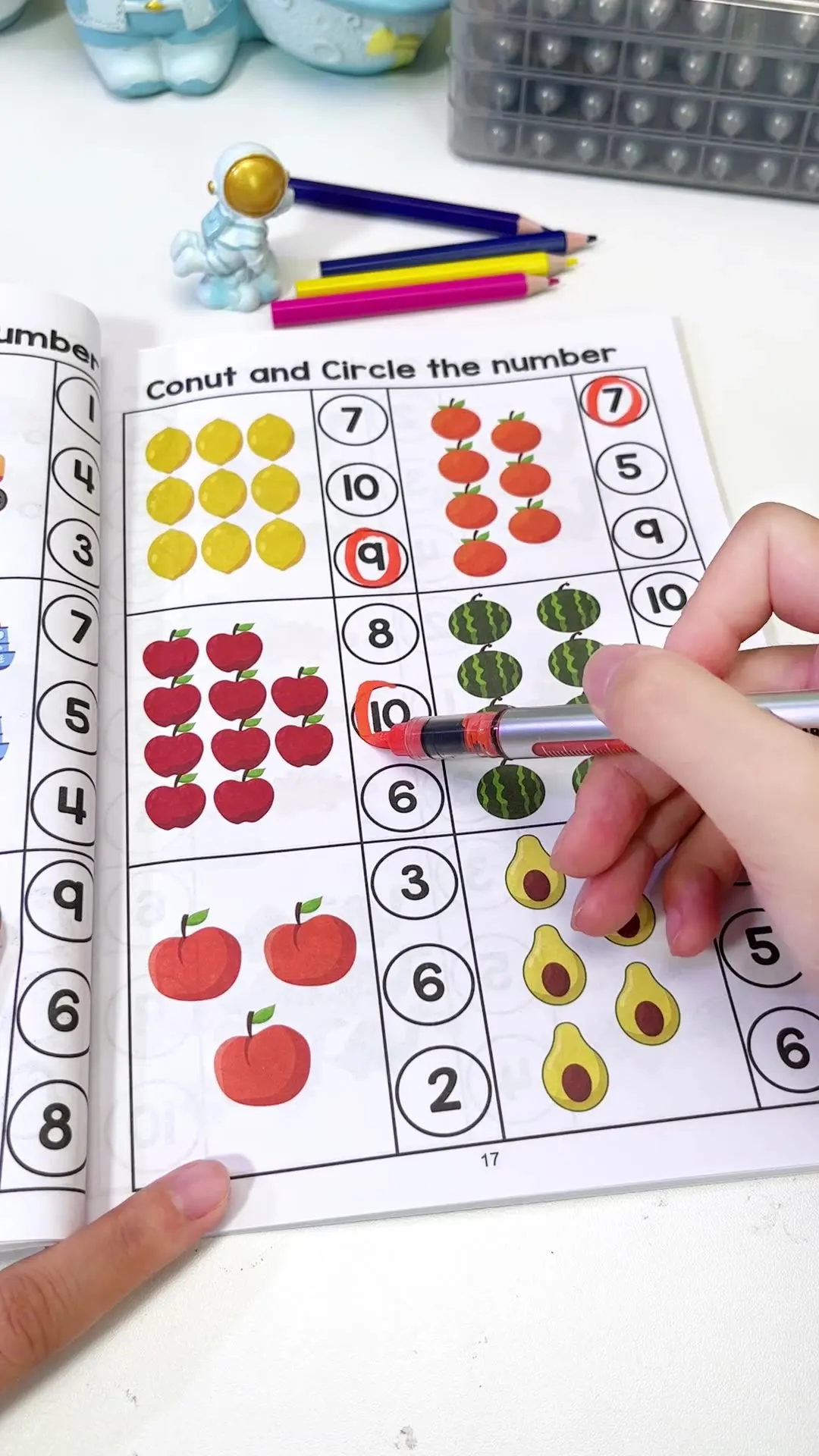 สมุดงานคณิตศาสตร์ 64 หน้า ประกอบด้วยหน้าสีสันสดใสพร้อมกิจกรรมการนับ ที่มีธีมเกี่ยวกับสัตว์ประหลาดที่เกี่ยวกับการบวกและการลบ