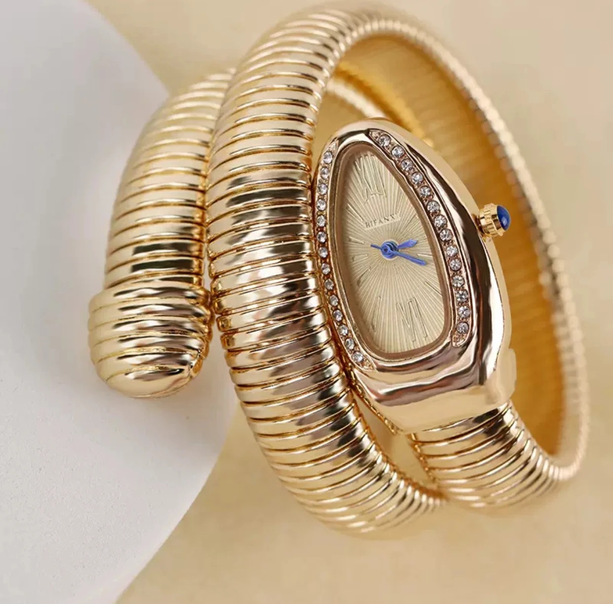 Luxury new snake-shaped watch European fashion bracelet watch creative high-end quartz watch versatile bracelet watch