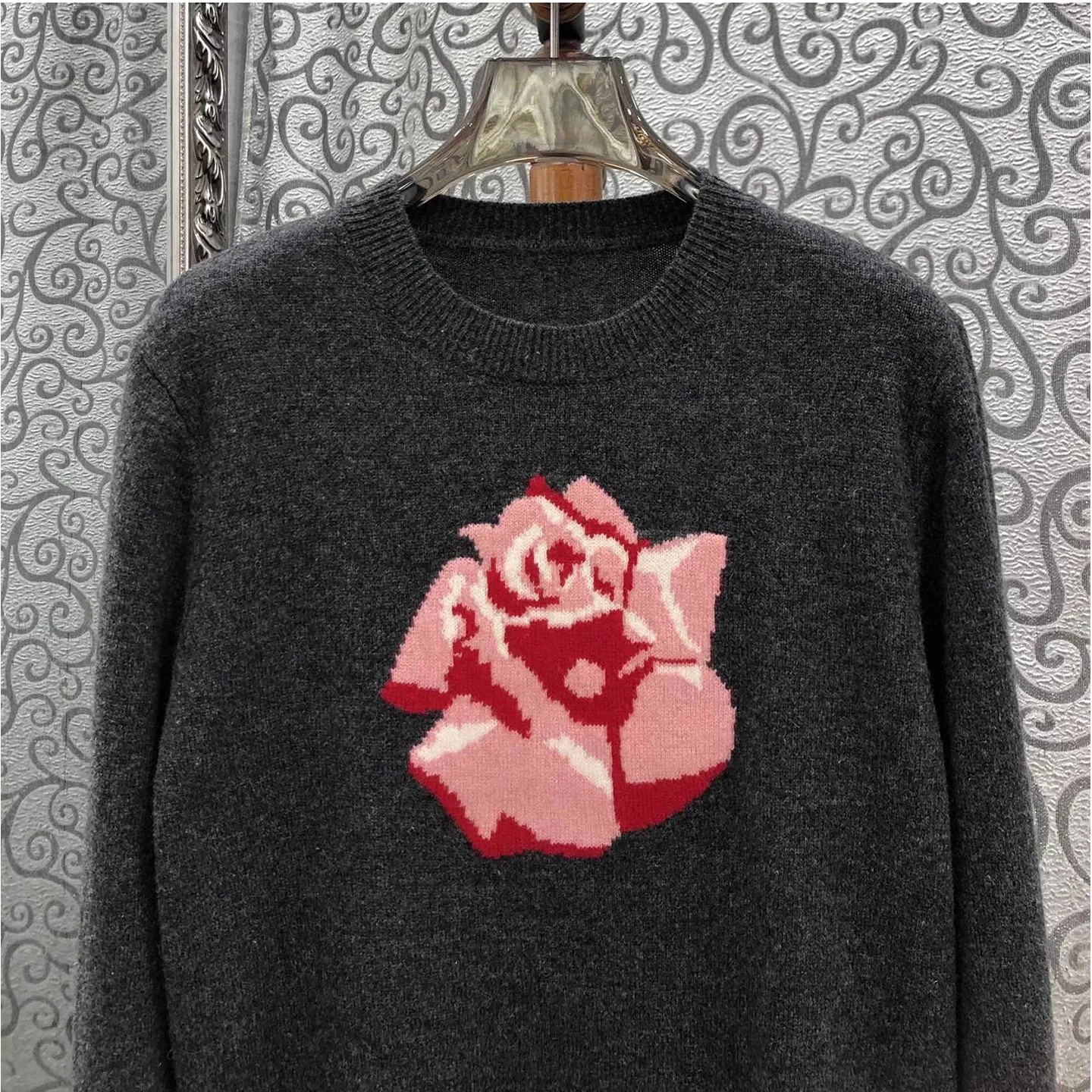 سترات جديدة عالية الجودة لعام 2026 بلوفرات ربيع الخريف للسيدات مطبوع عليها زهور حلوة وأكمام طويلة ناعمة محبوكة باللون البيج والرمادي #4