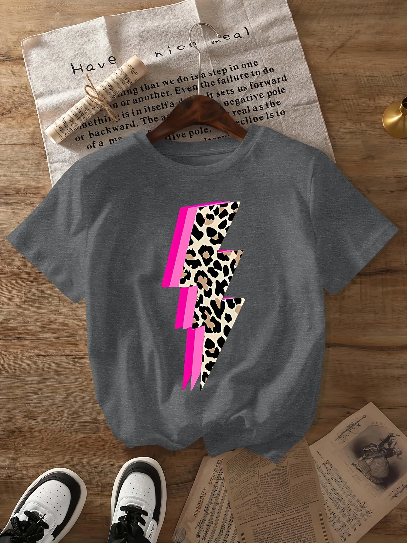 Ladies' Modern Art Portrait Pattern T-shirt Short Sleeved Casual T-shirt Pink Lightning Leopard Print T-shirt Art Print Top