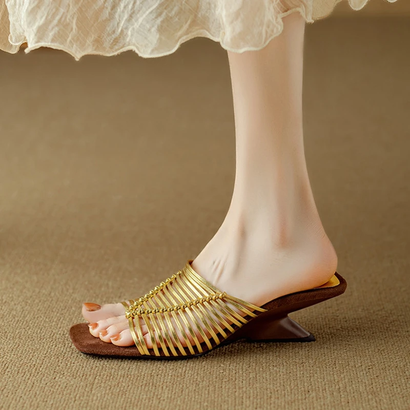 

НОВЫЕ летние женские тапочки, кожаная обувь из спилка для женщин, туфли на странном каблуке с квадратным носком, модные шлепанцы с узкими ремешками, современные сандалии