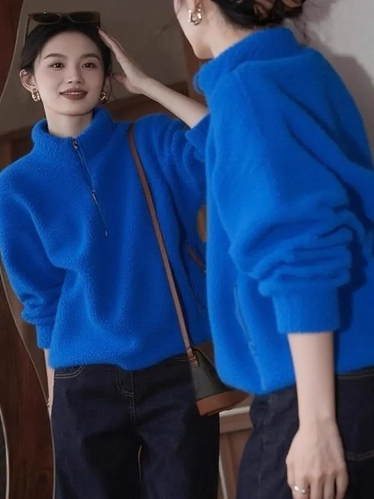 Luźna bluza z jagnięcej wełny damska, niebieska (klein blue), zapinana na zamek, codzienna, top, jesień-zima, nowa, uniwersalna, wygodna.