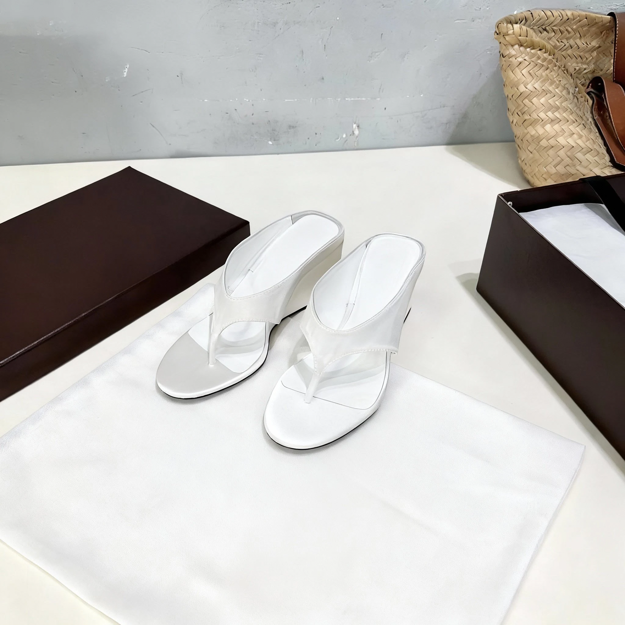صنادل كعب عريض حريري صيفي جديد لعام 2025 بتصميم لامع لأصابع القدم، بالإضافة إلى النعال والبغال على شكل خاص #6