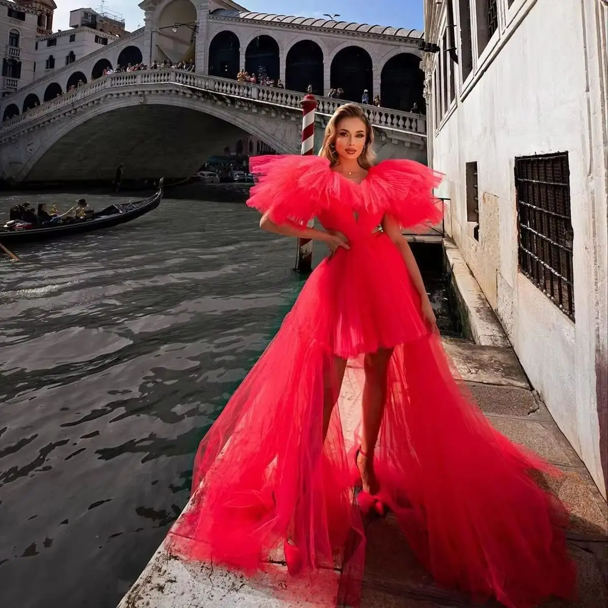 Elegante Vestido de Gala Rosa Intenso con Pliegues de Tul, Asimétrico, con Capas de Malla Extra Voluminosas, Vestido Formal de Fiesta