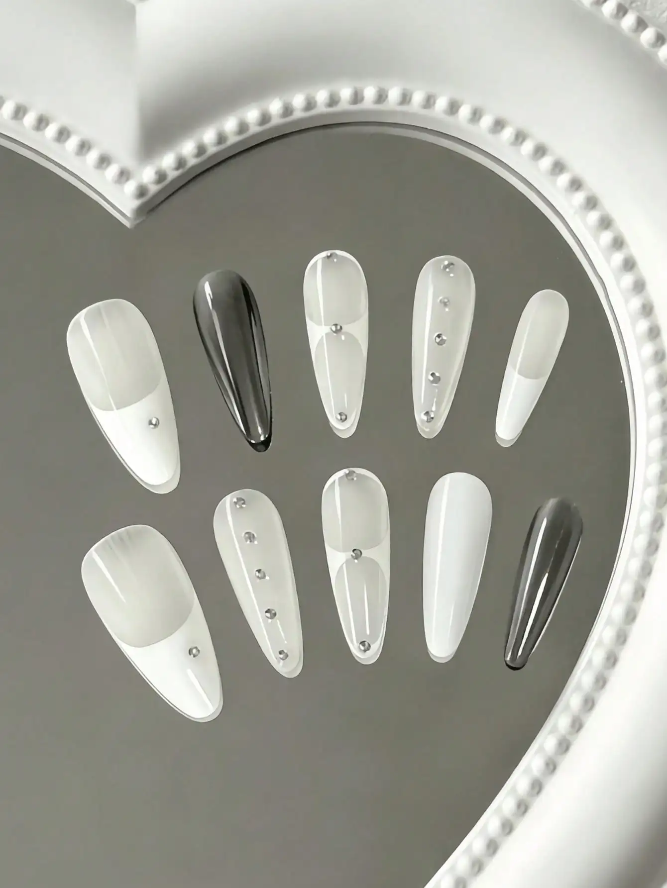 10 Pieces of Almond-Shaped Medium-Length Silver-White French-Style Rivet Press-On Nails, Minimalist Hot Girl Style, Featuring French Lines and Metal Rivets as Patterns, with Mirror and Translucent Finishes, Suitable for Girls and Young Women Who Seek Individuality, Perfect for Trendy Outings, Unique Dates, and Party Scenes, Comes with Jelly Glue and Nail File