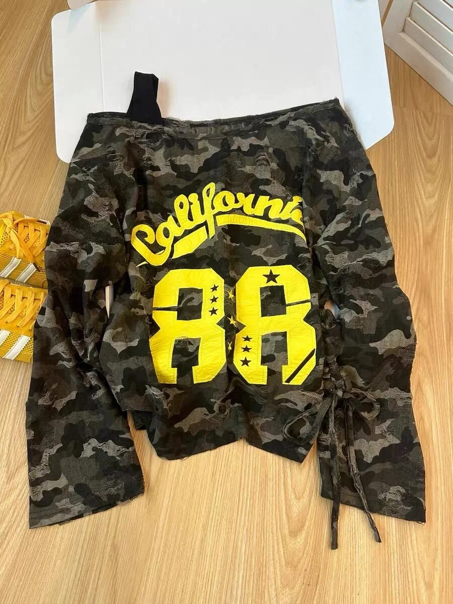 

Spicy Letter Camouflage Loose Long Sve T-irt Women's Faion Casual Korean Sle oulder Bared Unusual Top with Hole