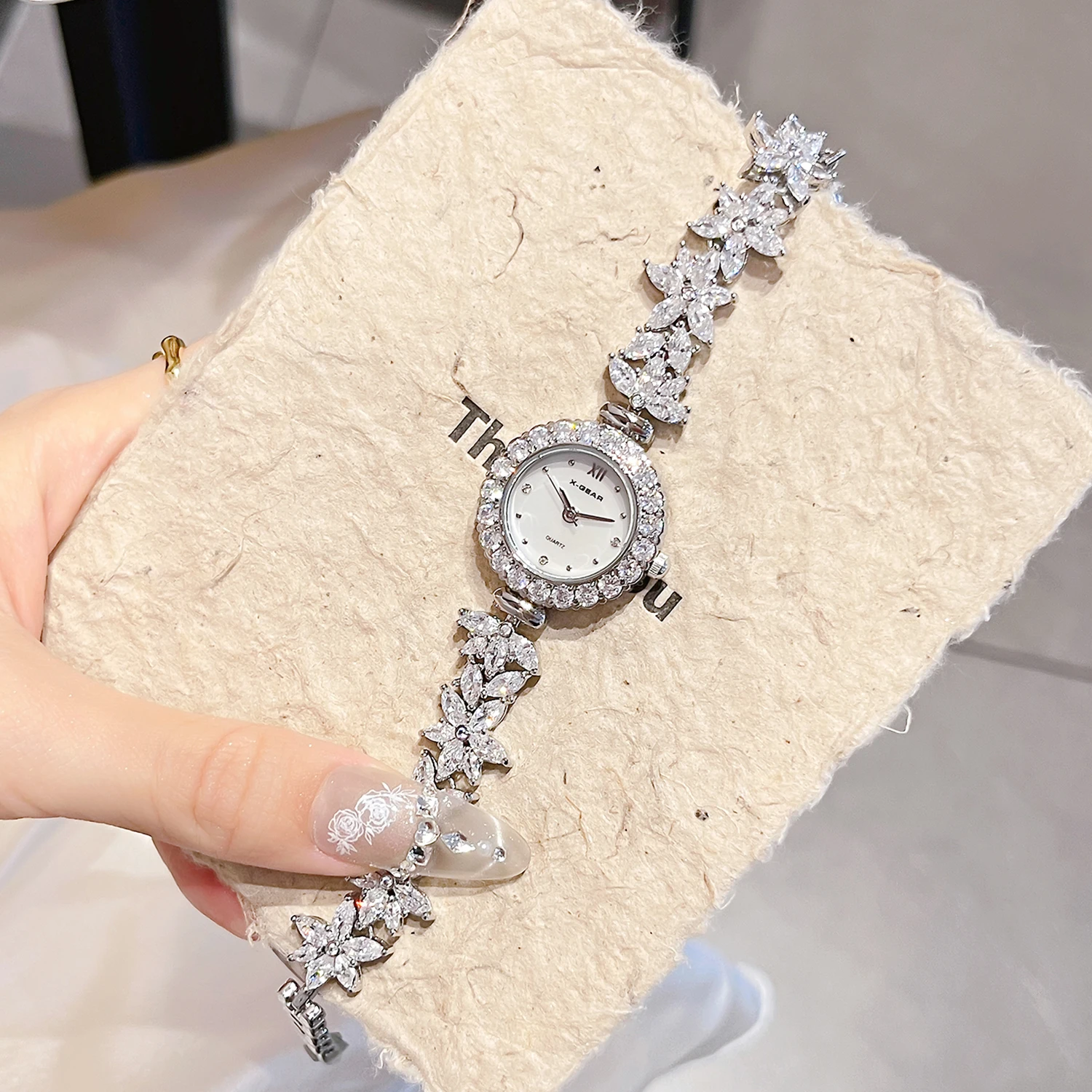ساعة X-GEAR بسوار على شكل زهرة الوستارية الماسية |   ديناميكية وأنيقة للفتيات