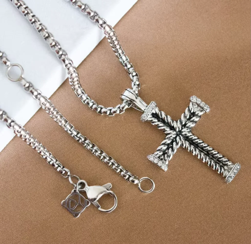 

Элитные дизайнерские украшения: серебряные/позолоченные колье-крестики для женщин. Каталог дизайнерских украшений.