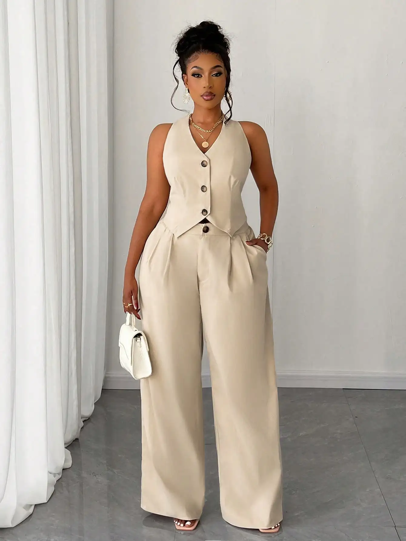 

Женский комплект больших размеров из 2 предметов: жилет с V-образным вырезом и пуговицами спереди и брюки с высокой талией и широкими штанинами