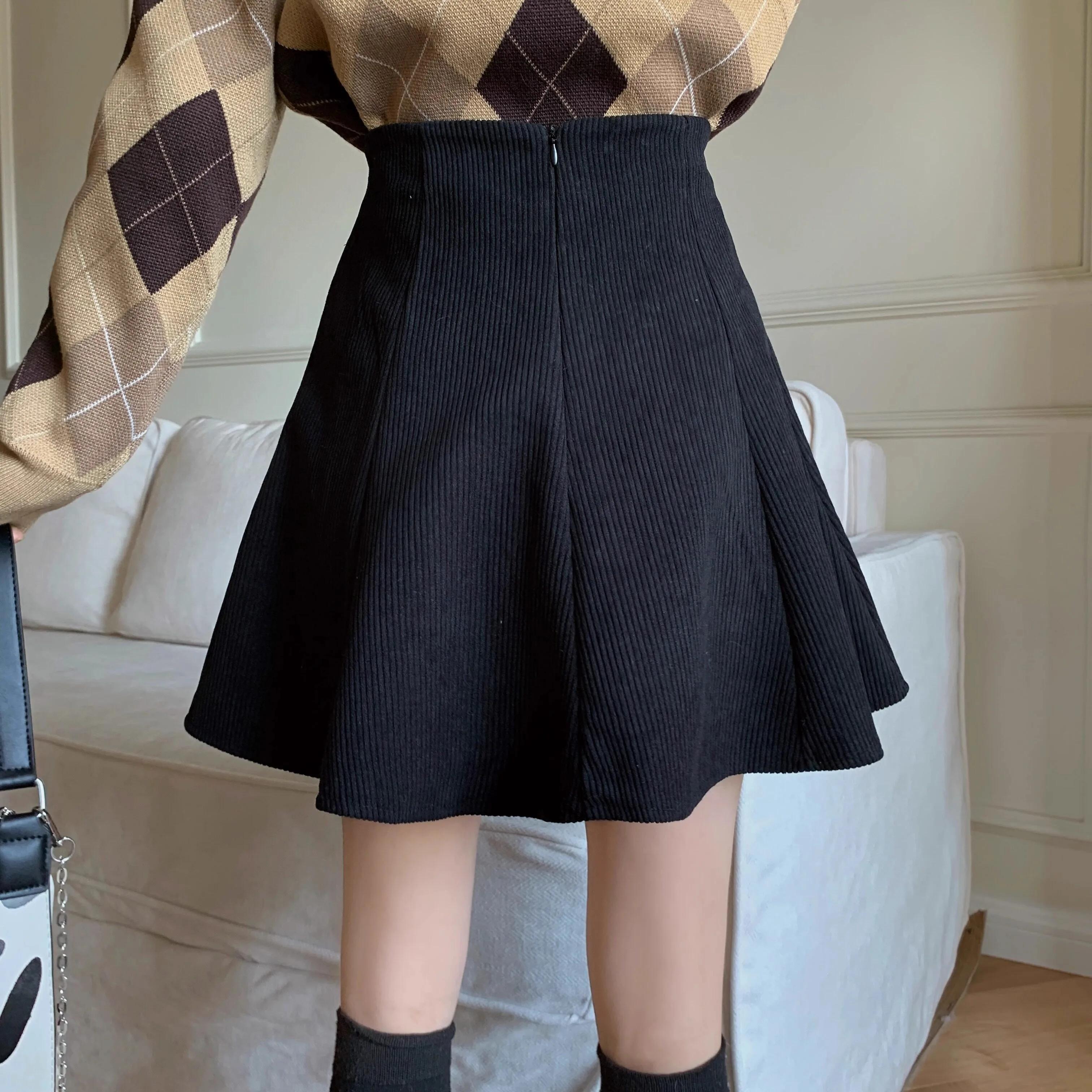 Übergröße Cord-Minirock mit Hoher Taille, A-Linie, Ausgestellt für Damen, Herbst Winter, Weiß Kaffeefarben, Schmal Geschnitten, Hüftumschmeichelnder Skater-Rock – Detail 11