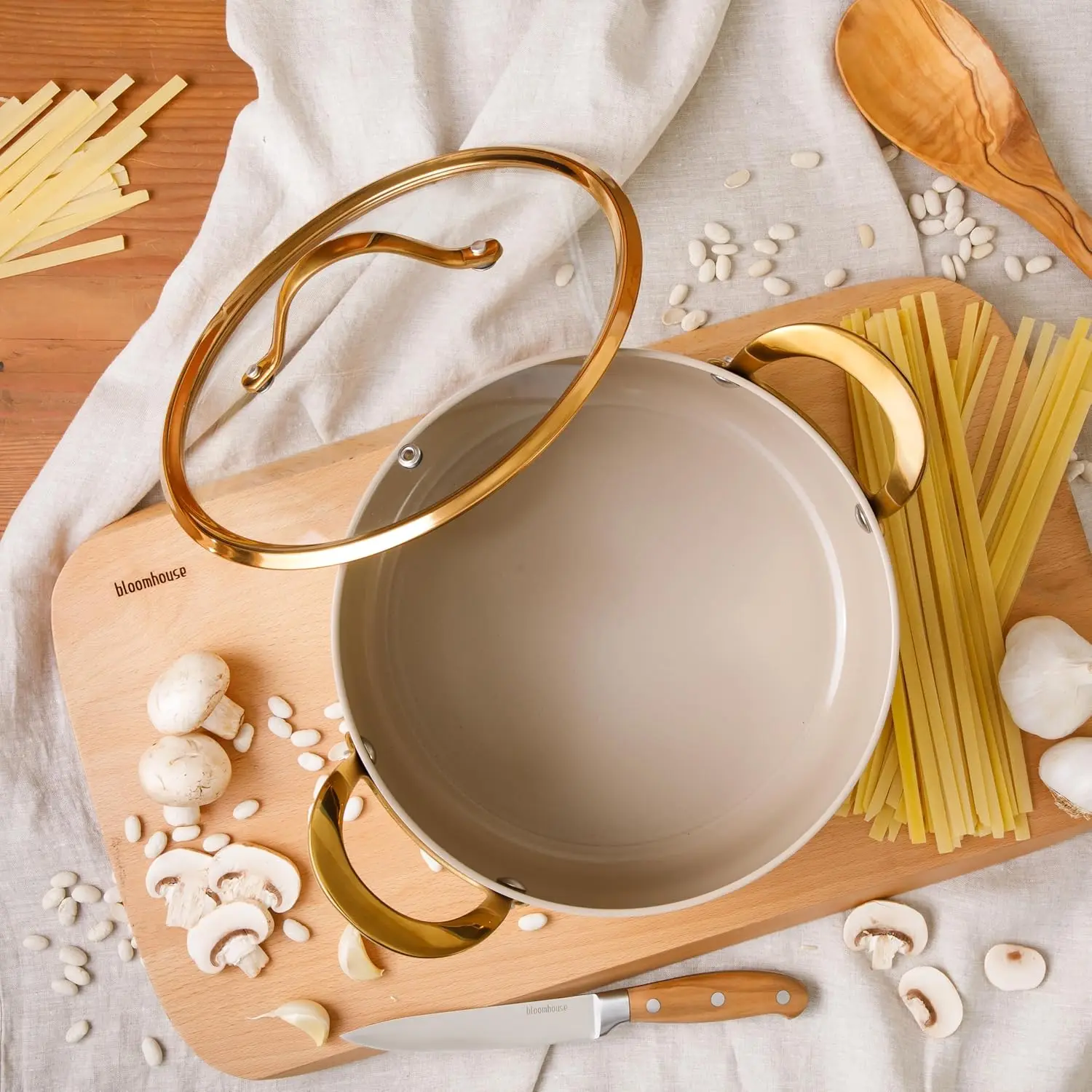 الأشياء المفضلة لدى أوبرا - وعاء فرن هولندي من السيراميك غير لاصق من الألومنيوم عالي التحمل بسعة 6 لتر مع غطاء - كريمة اللوز مع كريمة اللوز