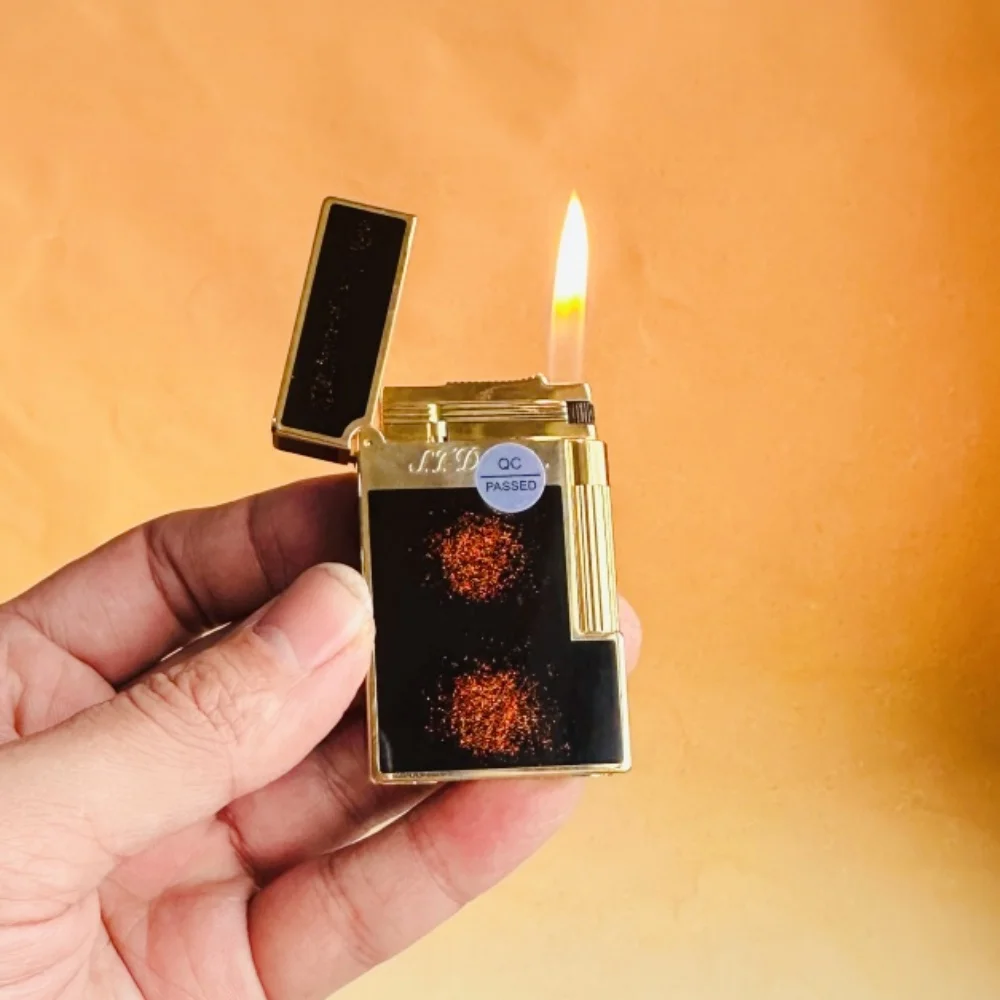 Dupont lighter De luxe merkaansteker is geklassieerd afgewerkt met lak en produceert een helder, scherp ontstekingsgeluid. perfect cadeau voor mannen. Dupont  Logo