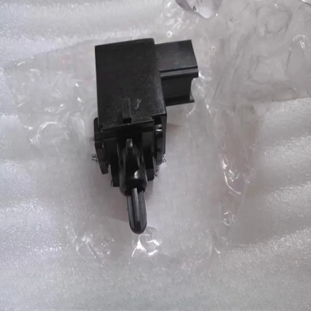 

For Chevrolet Sonic EPICA Captiva Clutch Pedal Position Switch Clutch Pressure Sensor 96628564