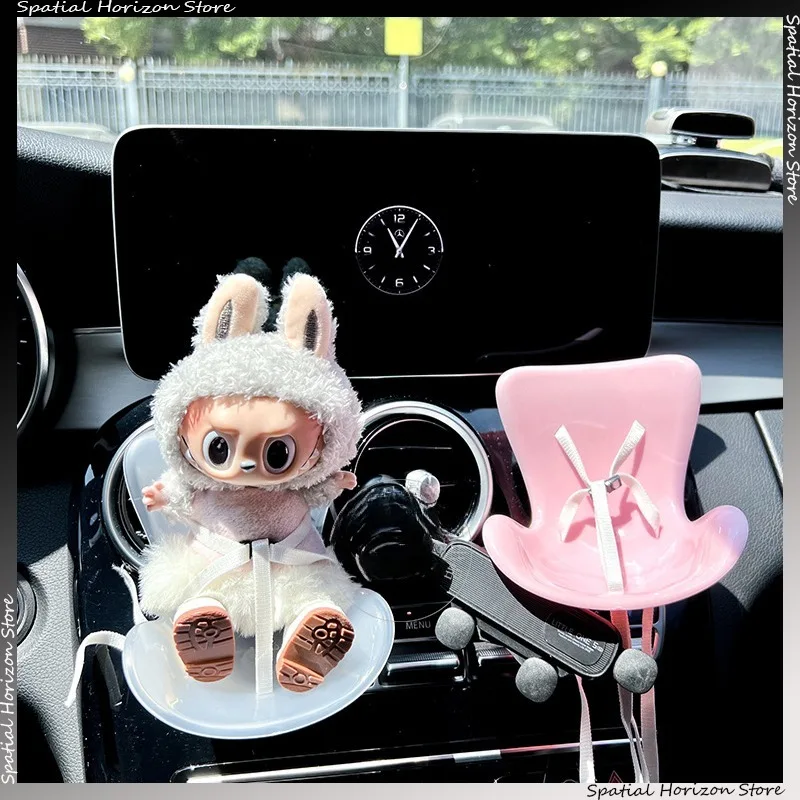 Mini bambola di peluche Sedile di sicurezza Kawaii Labubu Idol Sedile per bambola Ornamento per auto Accessori per la decorazione dell'aroma dell'aria dell'auto