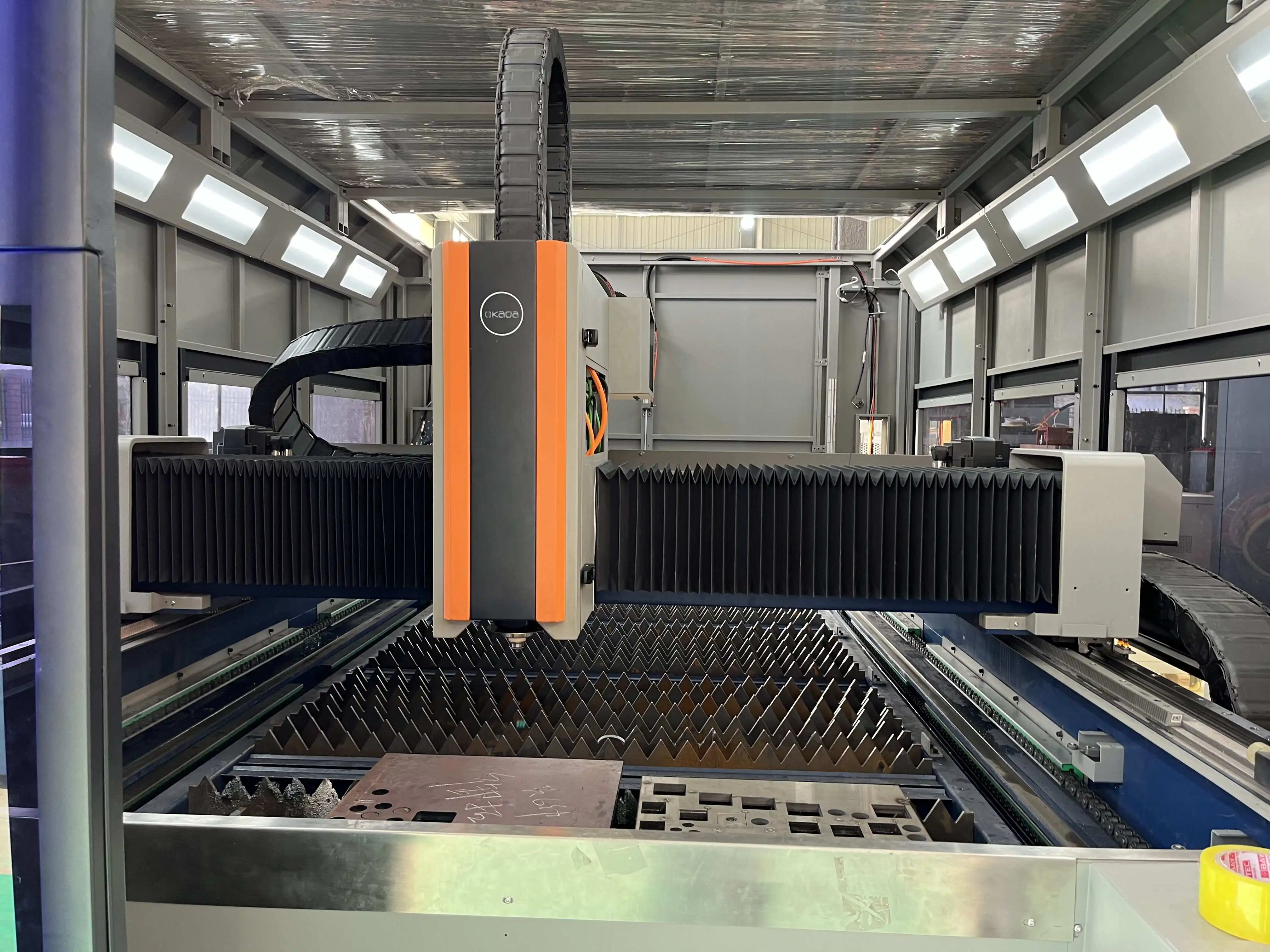 

Станок для лазерной резки волокна с ЧПУ модели 3015, с функцией автоматического поиска кромок и обнаружением высоты материала для результатов резки