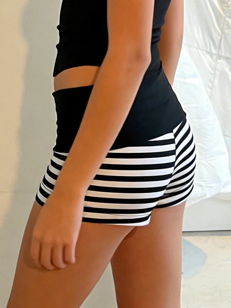 กางเกงขาสั้นทรงเข้ารูปเอวต่ำลายทางสีสันสดใส รุ่นใหม่ปี 2026 สำหรับผู้หญิง แฟชั่นฤดูร้อน สไตล์ลำลอง เหมาะสำหรับใส่พักผ่อนหรือใส่ในชีวิตประจำวัน