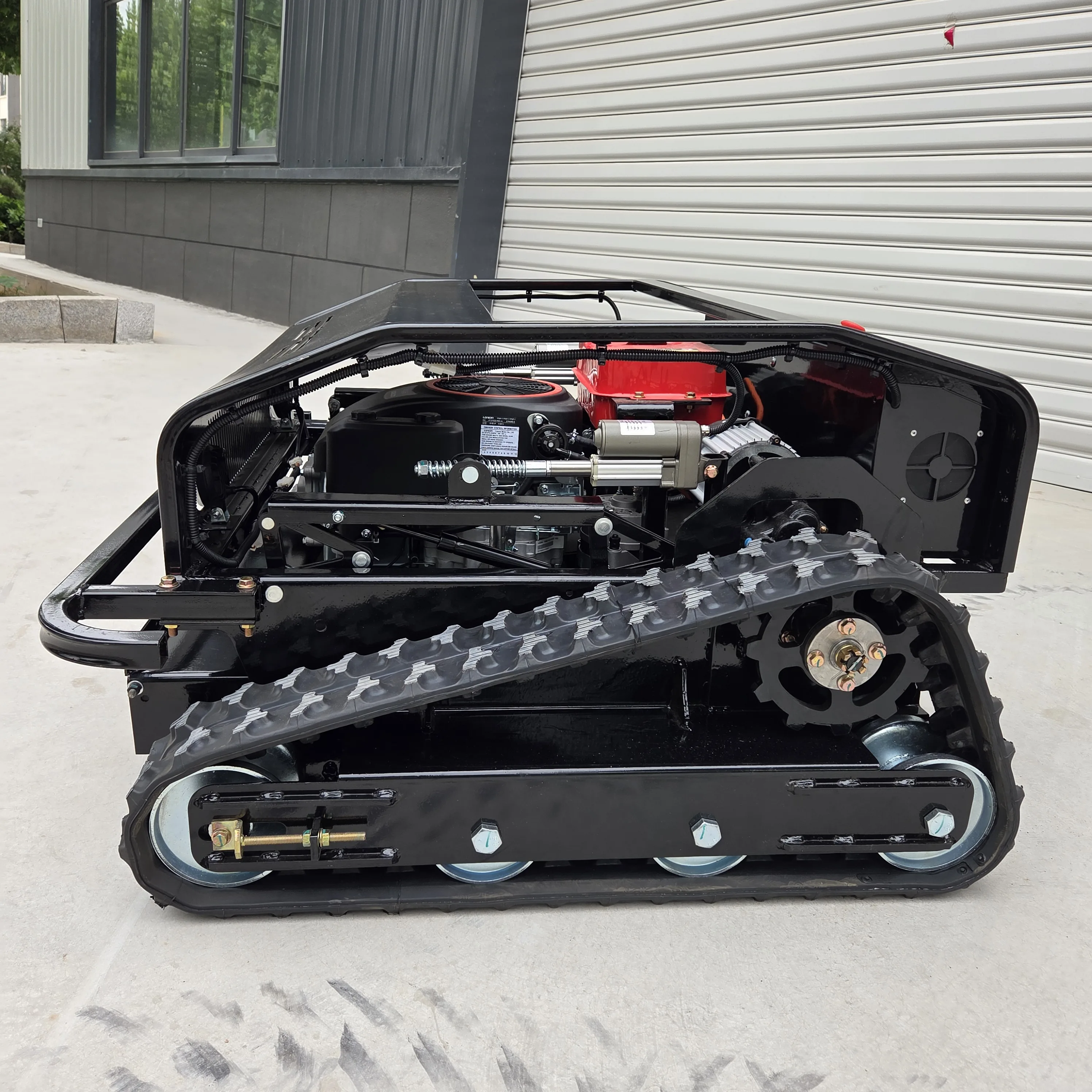 Powerful power + intelligent remote control! Crawler mower conquers complex terrain