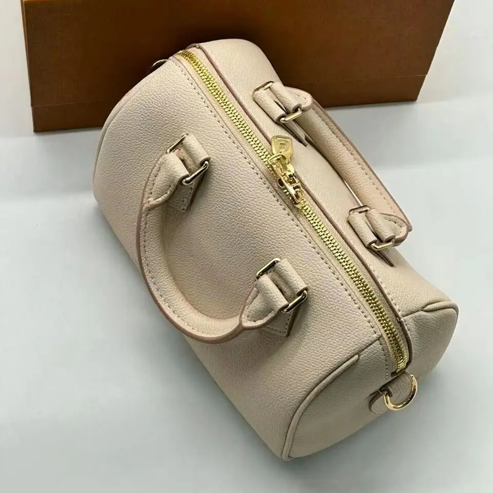 Sac cylindrique mini Boston en cuir grainé blanc cassé, avec poignée supérieure courte et bandoulière amovible, sac à main de luxe inspiré des créateurs, frais et neutre, pour femme