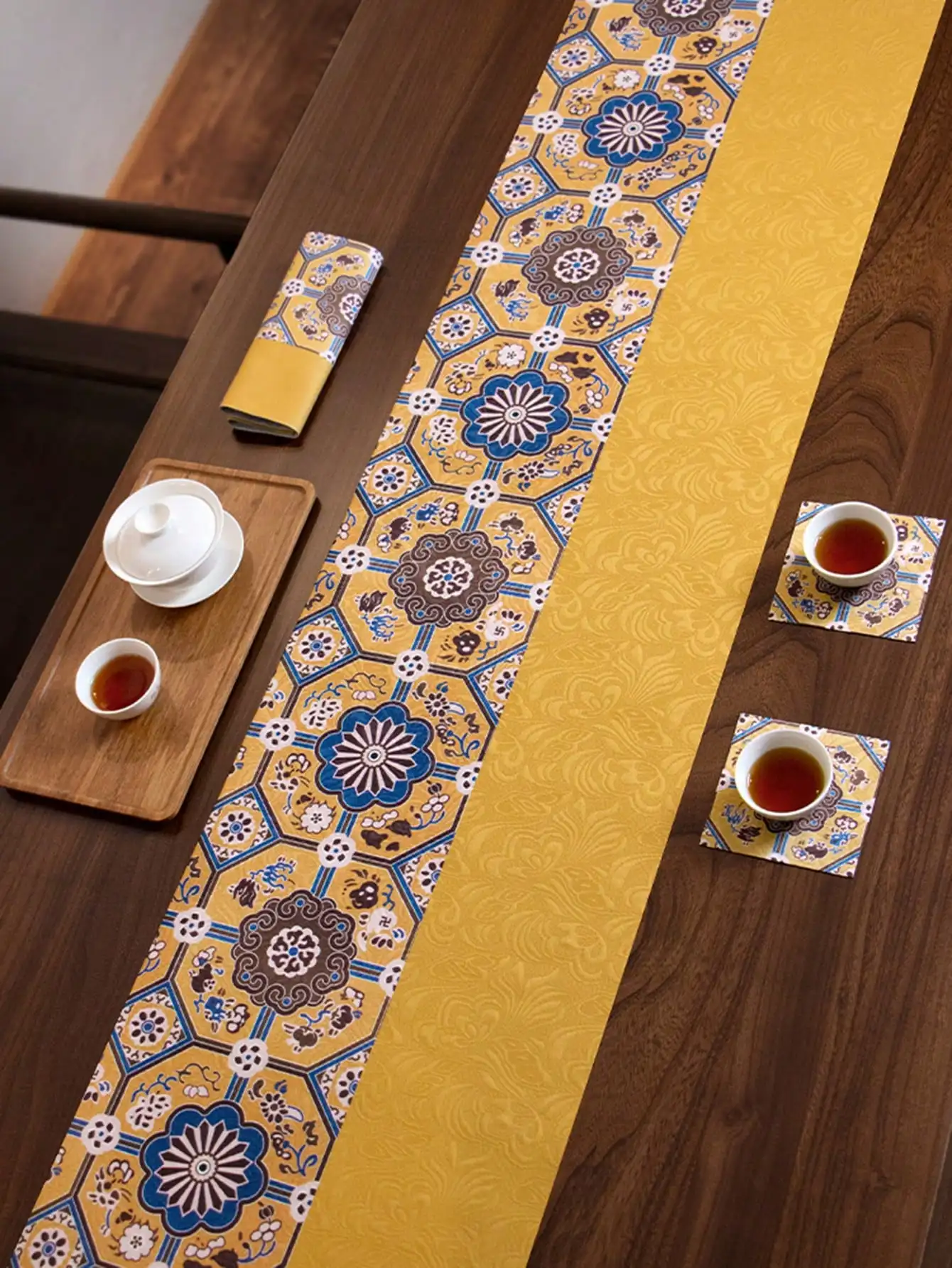 1 Piece of Yellow Luxury Palace Style Auspicious Pattern Table Runner, Double-Layer Thickeneded Jacquard Waterproof Fabric Decorative Heat-Resistant and Anti-Scalding Pad Suitable for Round Table