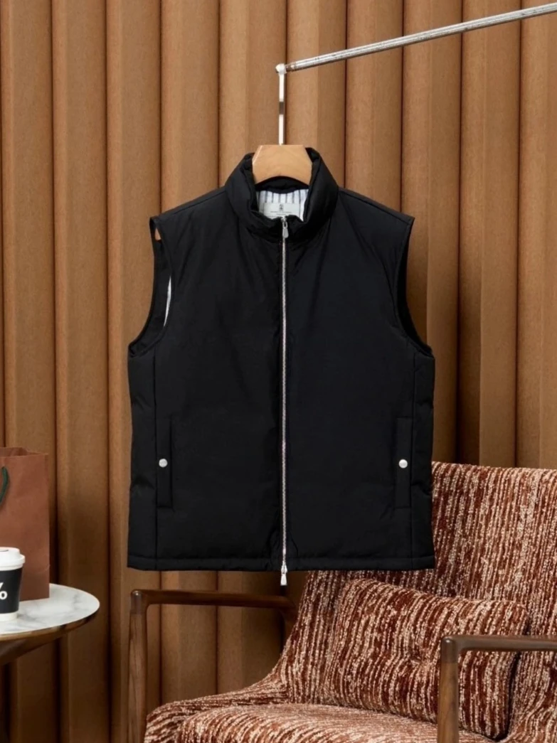 

Белый пуховый жилет с воротником-стойкой в итальянском стиле old money BC