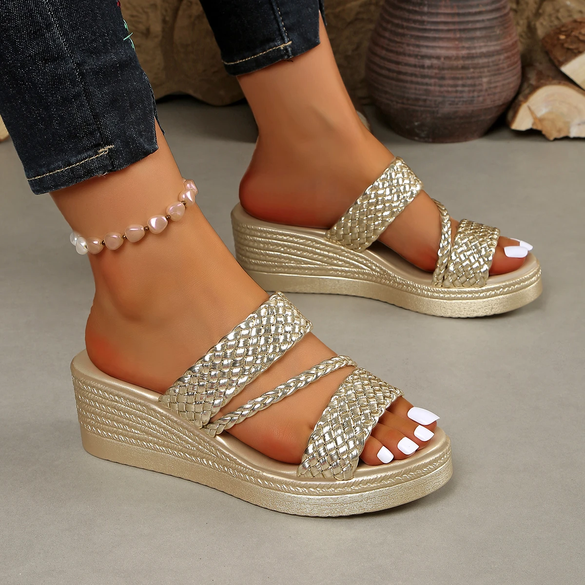 

Женские тапочки, новинка 2026, летние уличные пляжные сандалии, удобная золотая обувь на танкетке для женщин, дизайнерские повседневные сандалии, размер 35-43