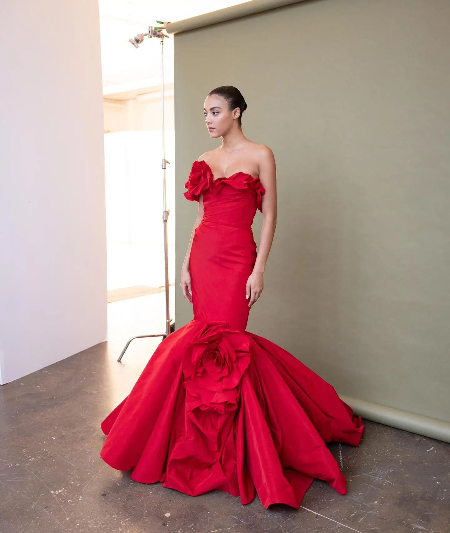 Elegant Red Floral Mermaid Evening Dresses With Handmade 3D Flower Strapless Long Satin Evening Gowns Lace Up Back