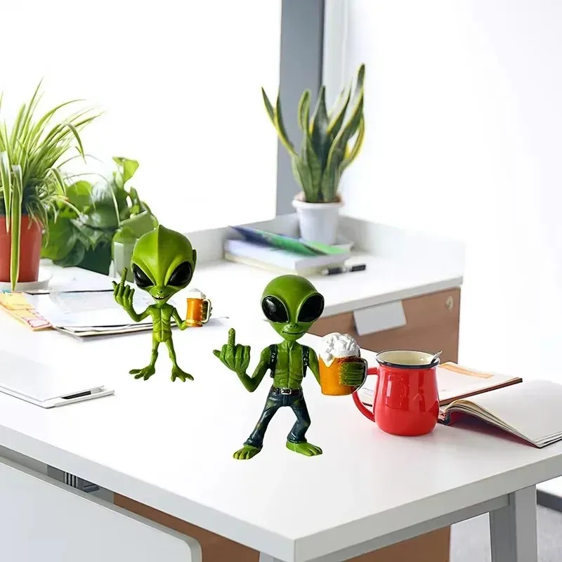 1PC Resin Alien Statue Funny Beer Drinking Sculpture with Vivid Expression Waterproof Garden Decor Middle Finger Pose