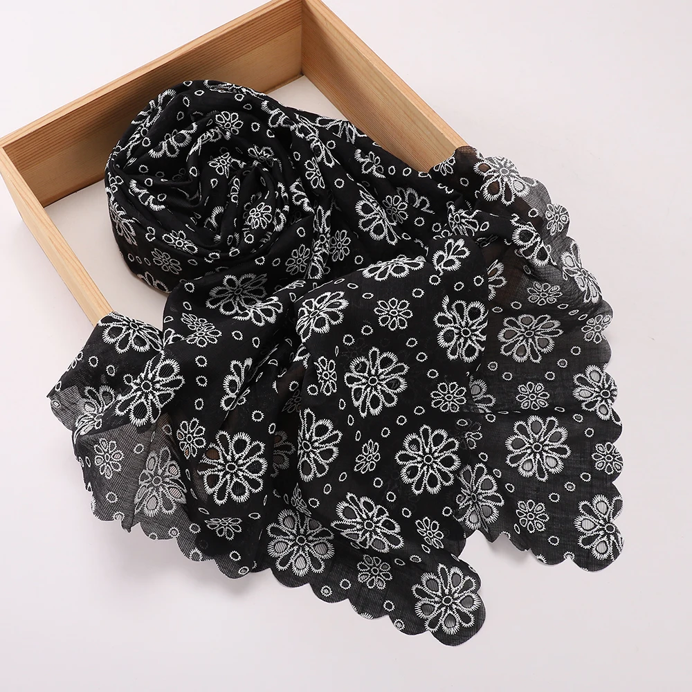 Crinkle-Stoff, weiße Blumenstickerei, muslimischer Hijab, gewellter Spitzenrand, islamisches Kopftuch, eleganter türkischer Stil, Damenschal – Detail 1