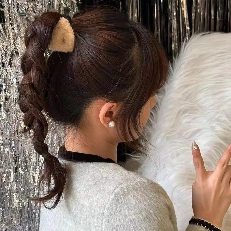 Flauschige Kunstfell-Dreieck-Haarklammern mit starkem Halt und rutschfestem Griff, perfekt für den täglichen Gebrauch, Partys, Frauen und Mädchen. – Detail 2