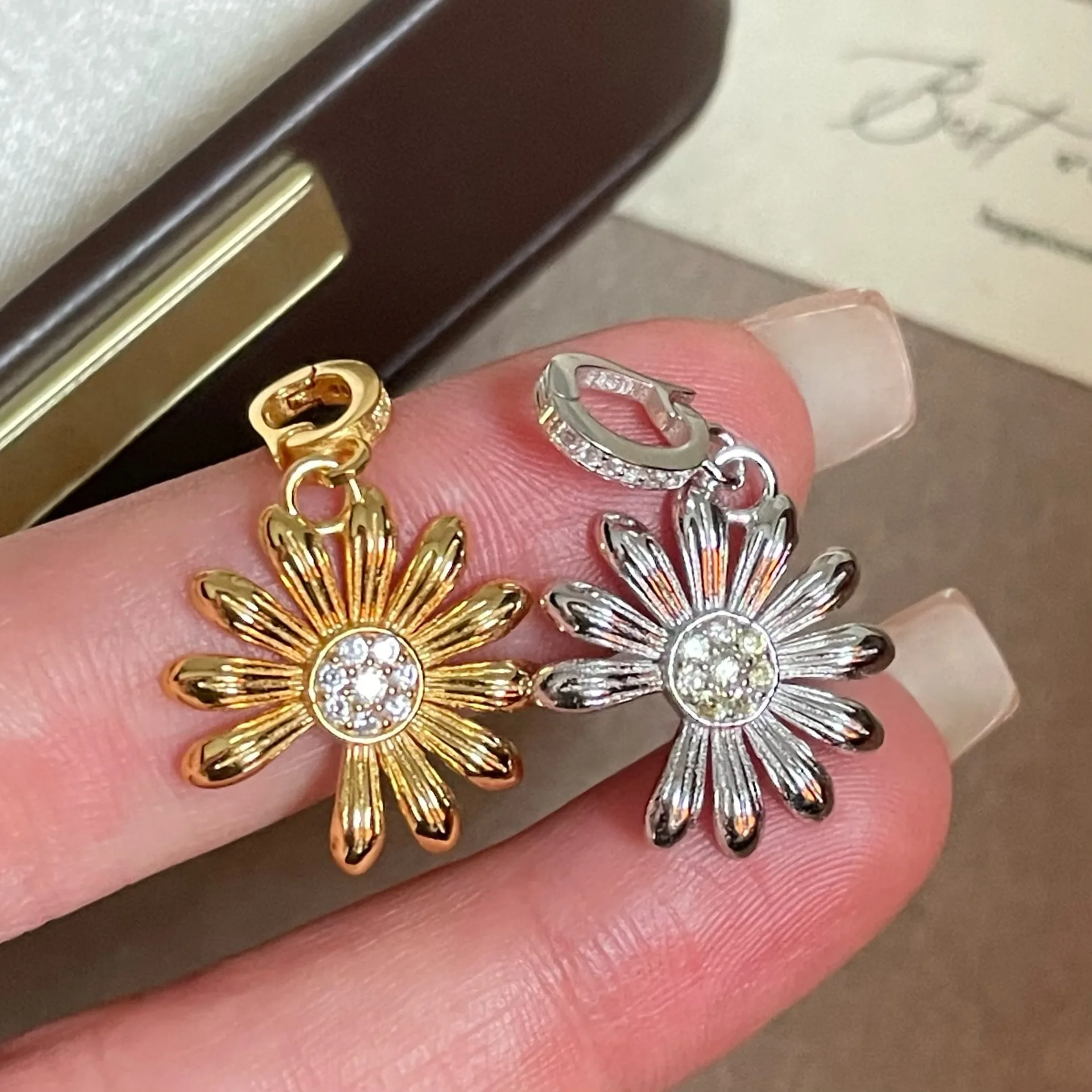

Trendy, light-luxury, niche design, versatile S925 sterling silver small daisy hollow vintage flower pendant necklace