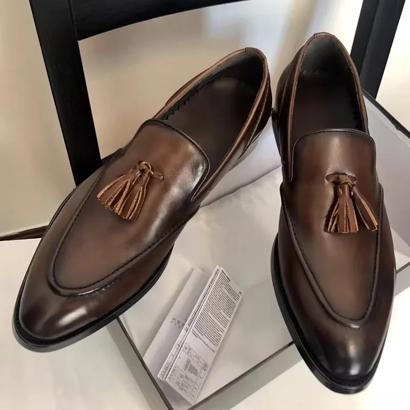 

Мужские деловые туфли в британском стиле, остроносые лоферы без шнурков, молодежные, с кисточками, весенне-осенние, повседневные, для торжеств, кожаные туфли для мужчин