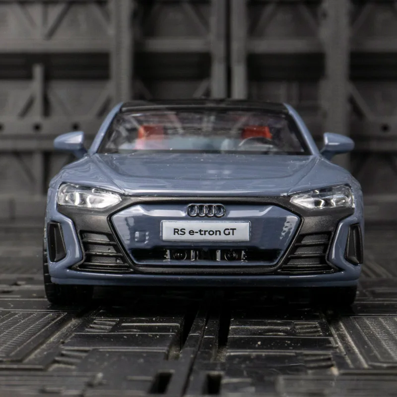 Modelo de Carro em Liga Metálica 1:36 Audi RS e-tron GT Nova Energia com Pilar de Carregamento, Portas que Podem Ser Abertas, Detalhes Ricos, Acabamento Fino