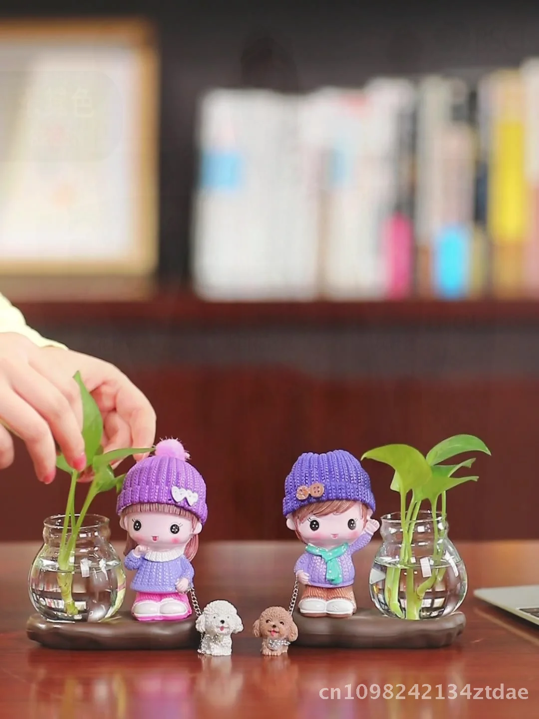 

Tang Yi Creative Resin Couple Doll Hydroponic Vase Cute Desk Jewelry Home Ornament round Hat Mi'er Design Romantic Gift