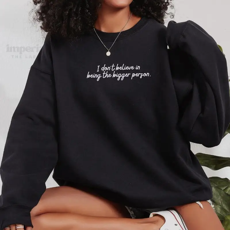 

Funny Slogan Sweatshirt "Bigger Person" Sarcastic Quote Print Oversized Pullover Tops Streetwear for Women Unisex