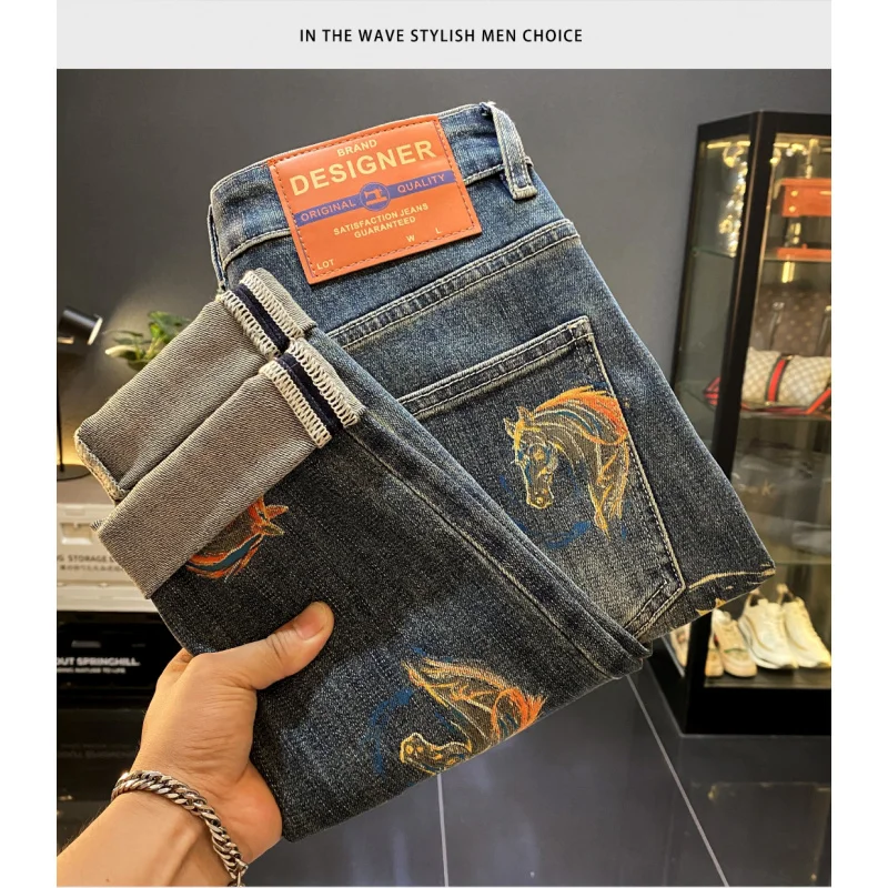 

Осенние мужские джинсы 2025, новая тенденция, легкие роскошные маленькие ноги с принтом, элитные повседневные эластичные брюки прямого кроя