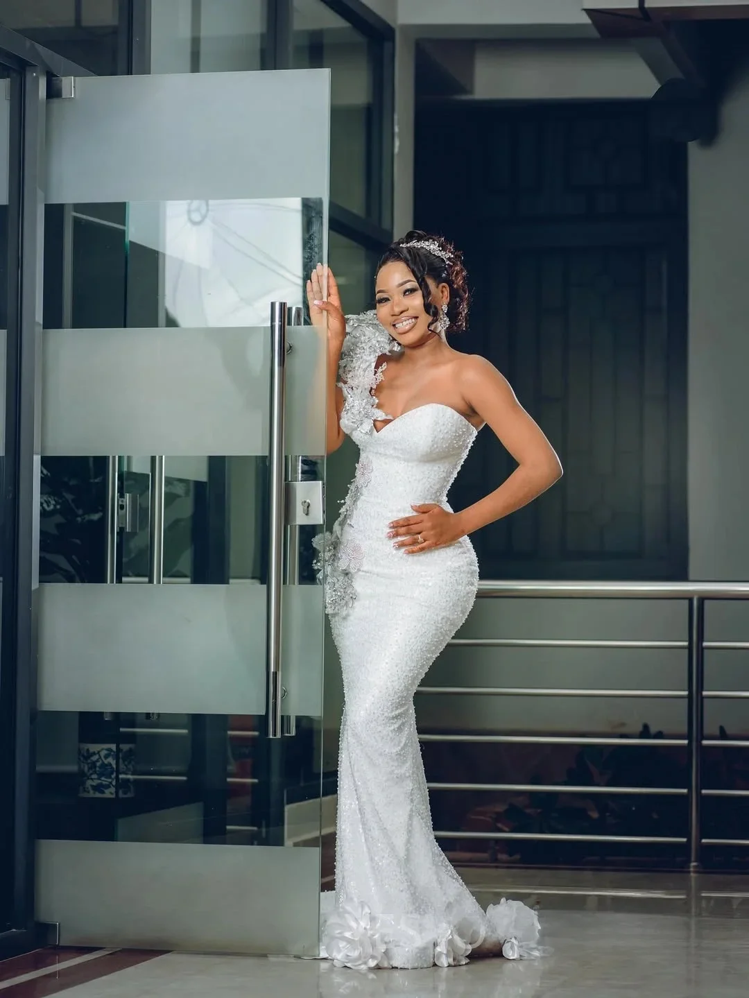 

Customized Handmade Flower One Shoulder Shinny Beads Elegant Wedding Dress Vestidos Noivas Long Sleeves Luxurious Bridal Gowns